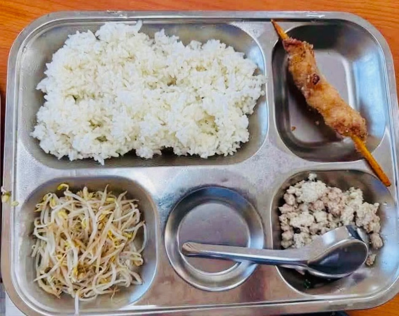 Suất ăn bán trú lèo tèo, gần 13h mới được ăn trưa: Trách nhiệm thuộc về ai?缩略图