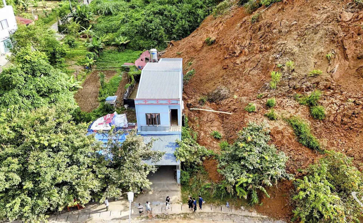 Taluy dương sạt xuống, làm sập một phần nhà dân bên Quốc lộ 3缩略图