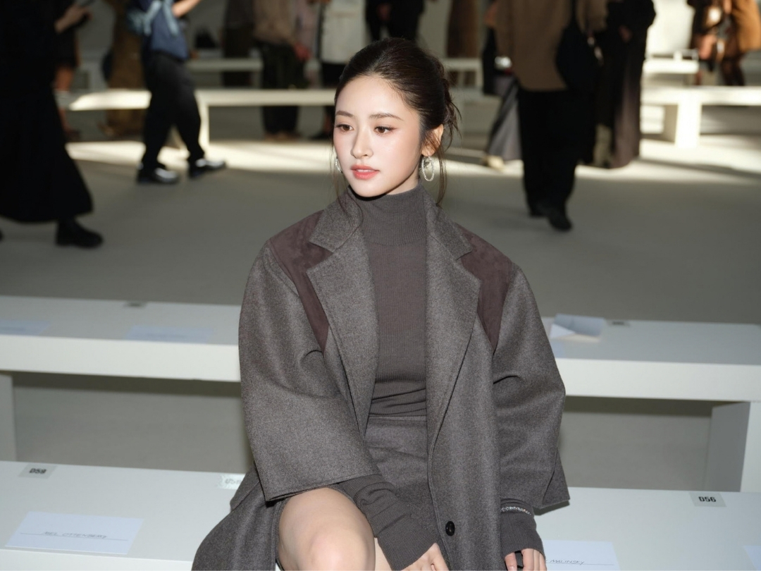 Ngồi cạnh YoonA (SNSD) tại show Max Mara, Thẩm Nguyệt có lép vế?缩略图