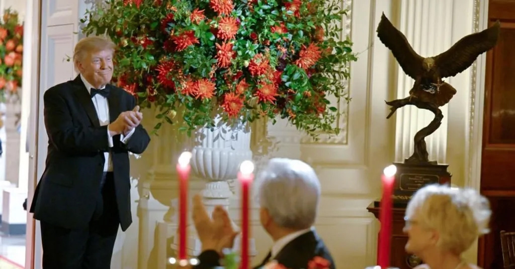 Vì sao ông Trump tặng tượng đại bàng đầu trắng cho Chủ tịch Trung Quốc?缩略图