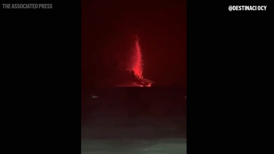 Video khoảnh khắc núi lửa Indonesia phun trào, dung nham đỏ rực, tia sét xé trời缩略图
