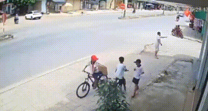 Vụ bé trai lớp 3 bị cổng làng đổ sập: Tạm giữ phương tiện để điều tra缩略图