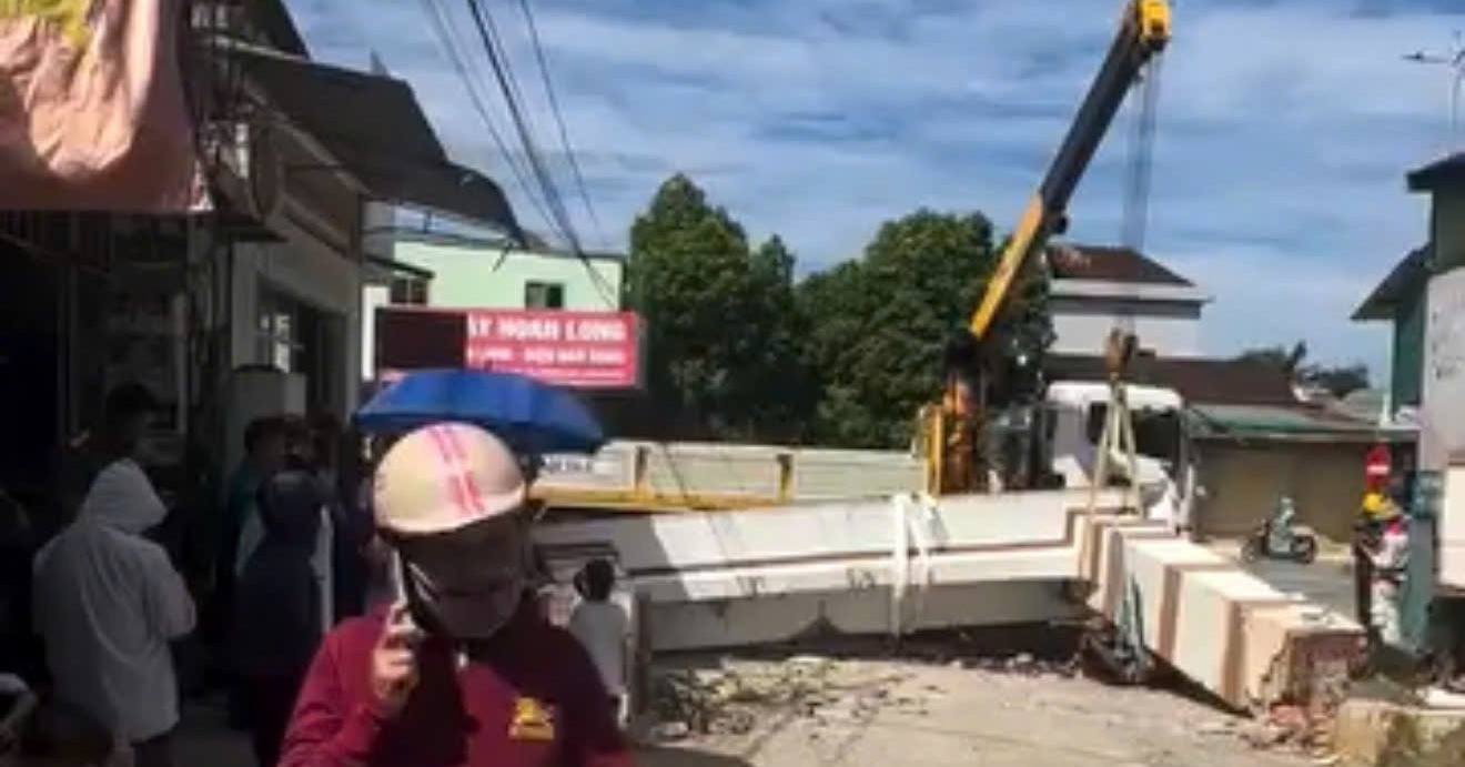 Xe cẩu làm sập cổng làng, bé trai lớp 3 đứt lìa cánh tay缩略图