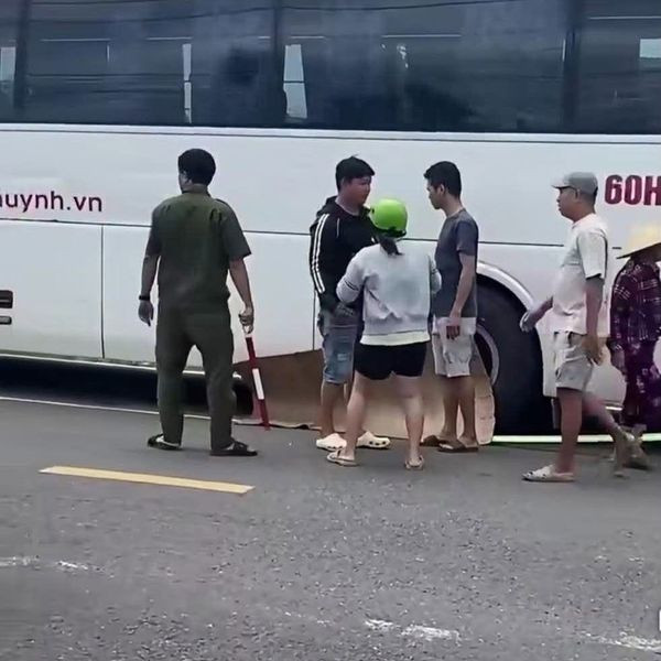 Xe khách chạy lùi cán tử vong nam sinh lớp 6 đang đạp xe đến trường: Camera ghi lại khoảnh khắc đau lòng缩略图