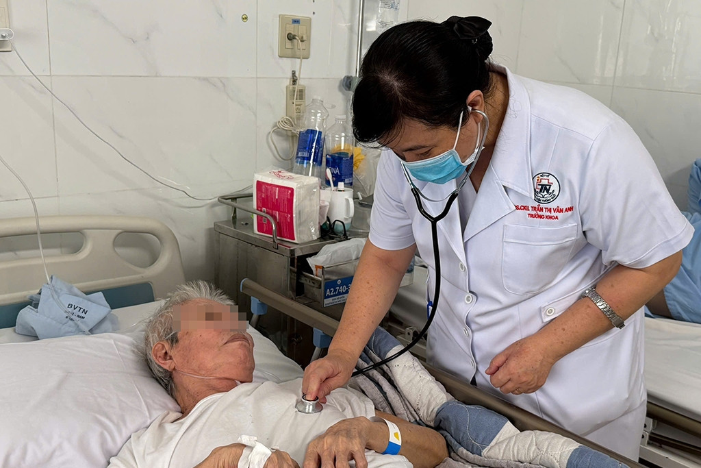 Bác sĩ cảnh báo nhiều người cao tuổi mắc cúm A nguy kịch vì nguyên nhân ít ngờ缩略图