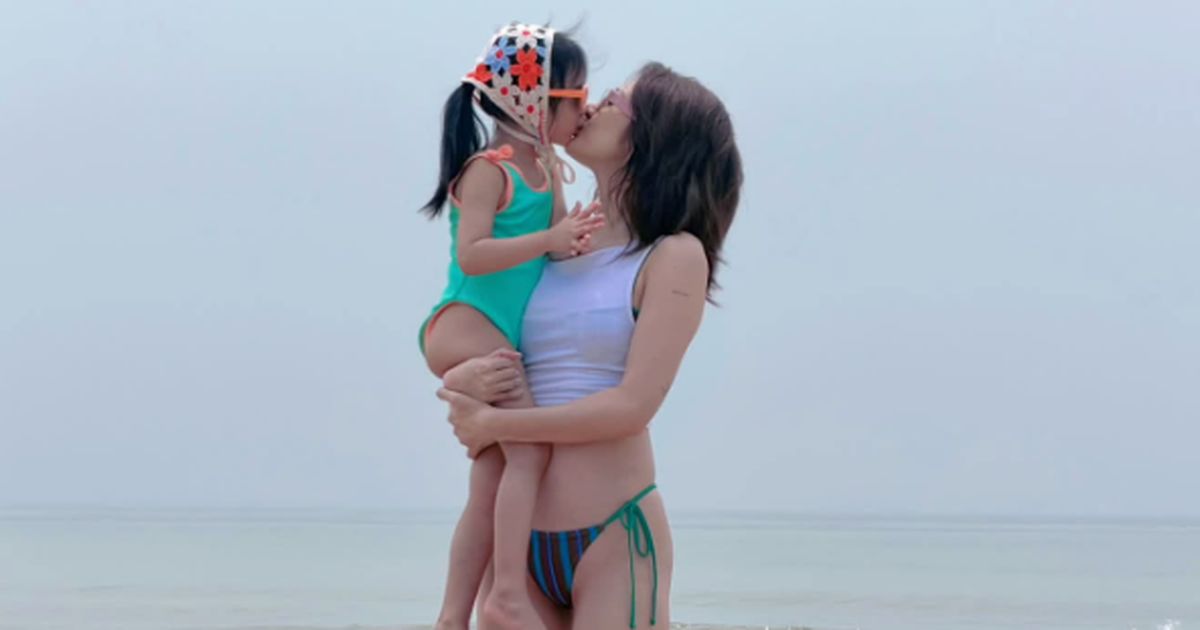 Bảo Anh tuổi 33 vẫn trẻ đẹp, diện bikini khoe chân dài miên man, ái nữ 3 tuổi xinh xắn như “bản sao” của mẹ缩略图