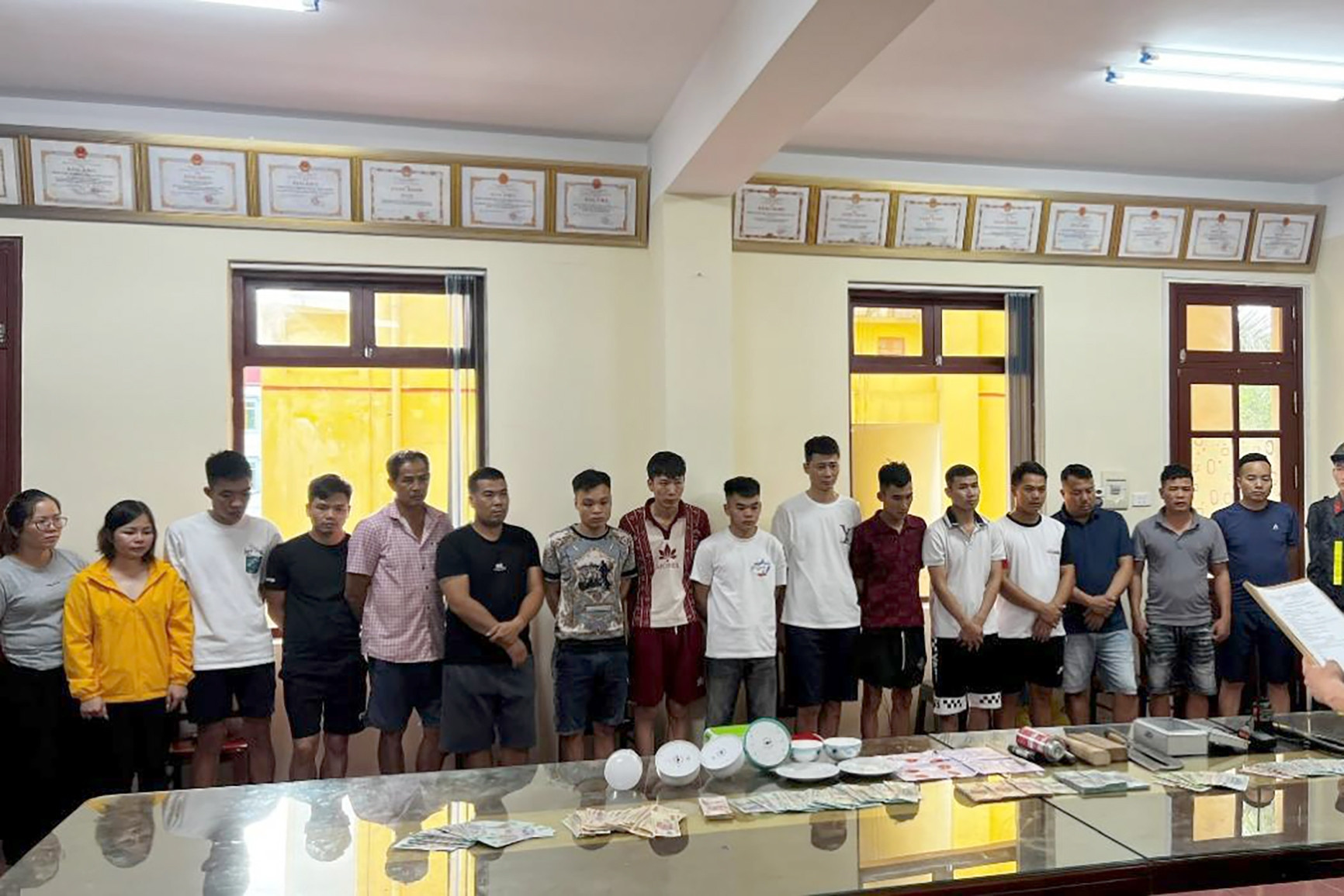 Bắt giữ 20 người trong sới bạc giữa rừng, kẻ cầm đầu thủ súng缩略图