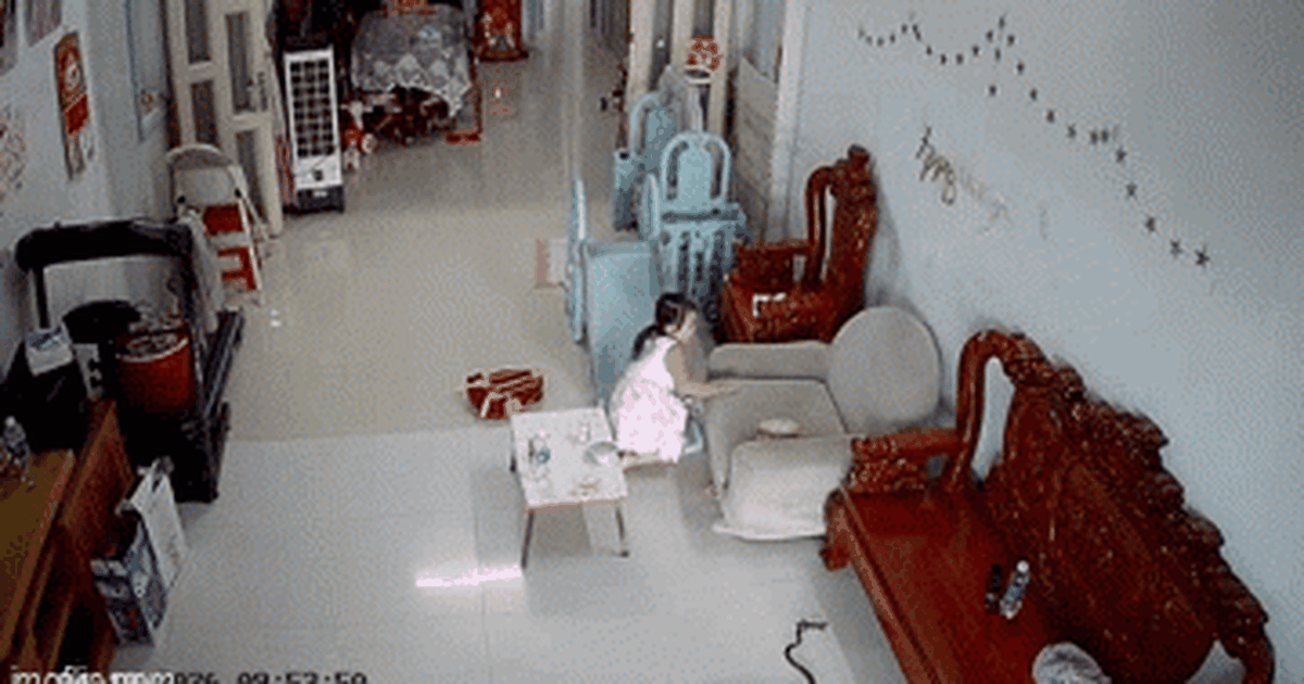 Bé gái đang ngồi xem tivi thì bất ngờ chạy lên ghế khóc lớn, xem camera mới thấy cảnh thót tim缩略图