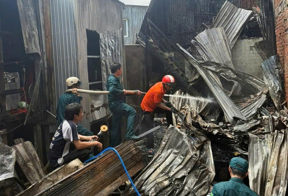 Bình gas phát nổ giữa hỏa hoạn, 6 căn nhà bị cháy缩略图