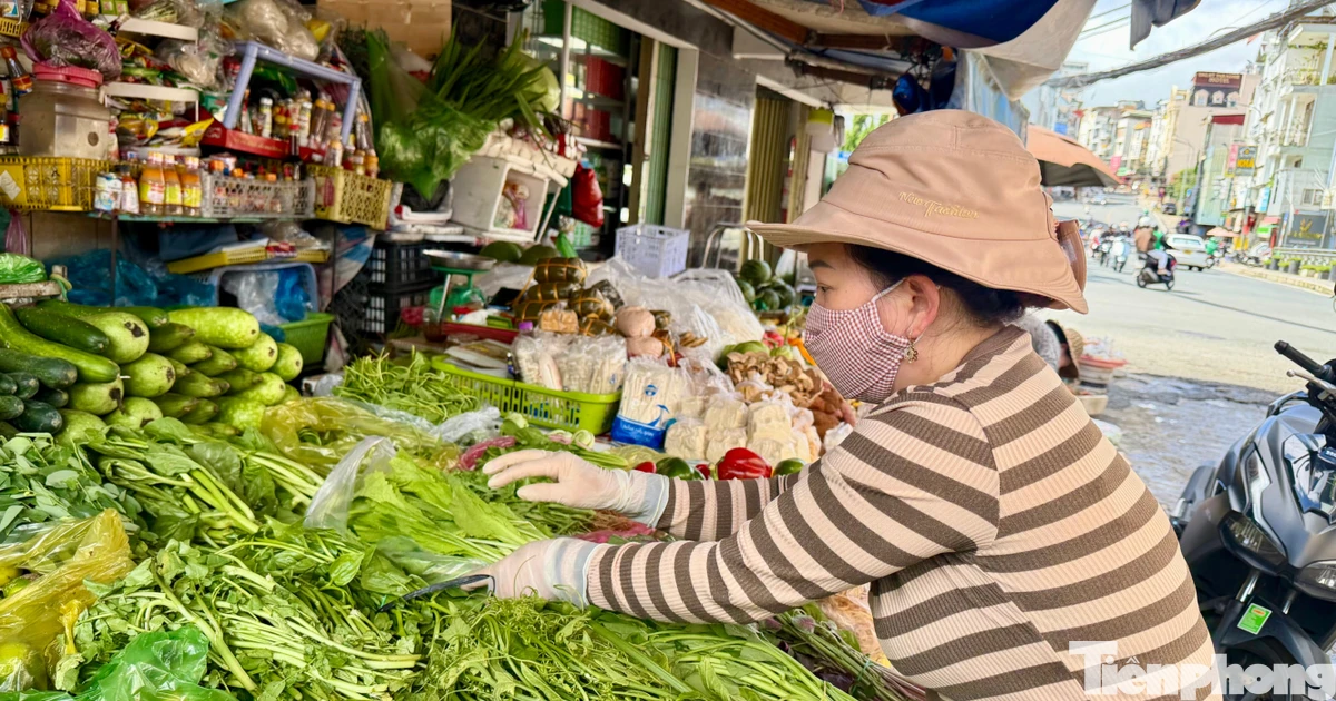 &amp;apos;Bỏng tay&amp;apos; với giá rau sau mưa ngập缩略图