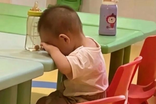 Bức ảnh đứa bé nhỏ xíu khiến cả mạng xã hội xót xa, phản chiếu nỗi khó xử của biết bao gia đình缩略图