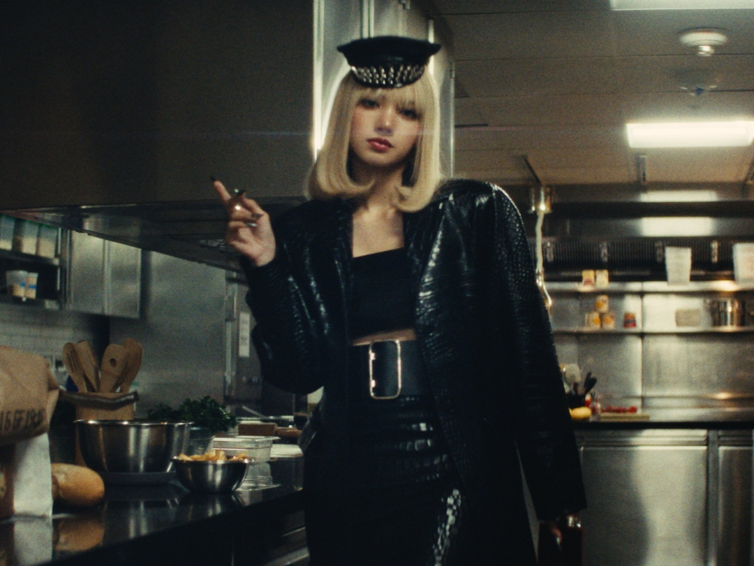 Lisa (BLACKPINK) hé lộ ngón nghề đả nữ trong MV Tarantino trước thềm phim hành động đầu tay ra mắt缩略图