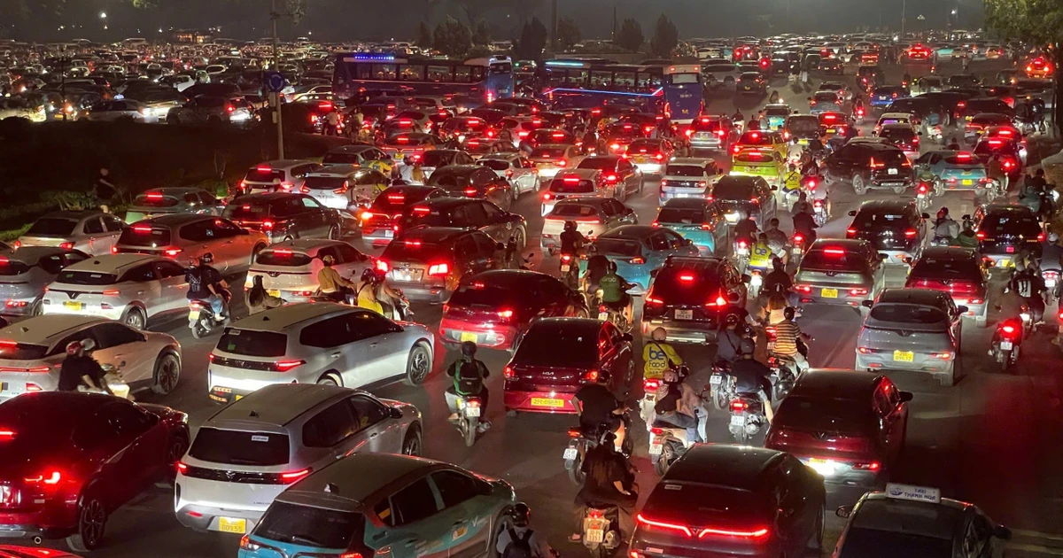 Cả vạn người xoay xở thoát khỏi sân Mỹ Đình lúc nửa đêm缩略图