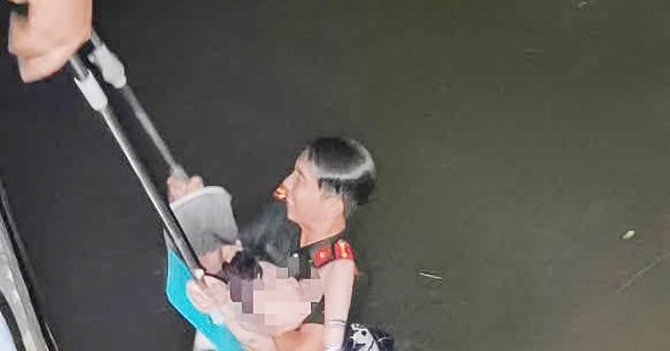 Cô gái 19 tuổi bất ngờ bỏ lại túi xách nhảy xuống nước, đại úy công an lao xuống cứu缩略图