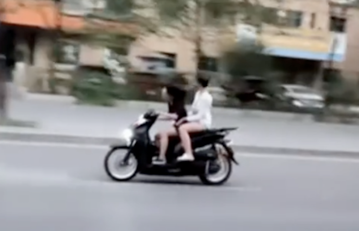Cô gái đi SH không đội mũ bảo hiểm, lạng lách, đánh võng trên phố Hà Nội缩略图