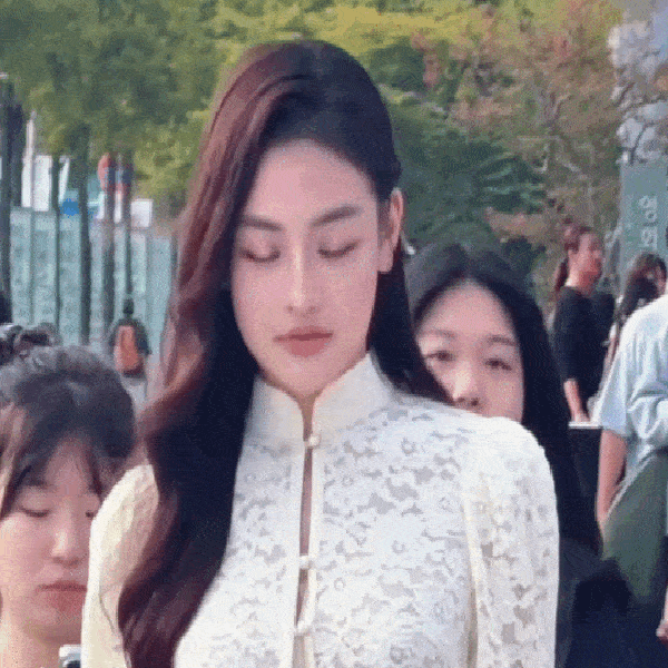 Cô gái Việt đẹp nhất LHP Busan 2026 xuất hiện rồi, sải bước đi bộ cũng sáng bừng phố Hàn缩略图