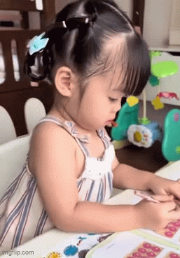 Con gái Đỗ Mỹ Linh làm toán khiến dân mạng trầm trồ, một chi tiết khiến clip hút 1,6 triệu lượt xem缩略图