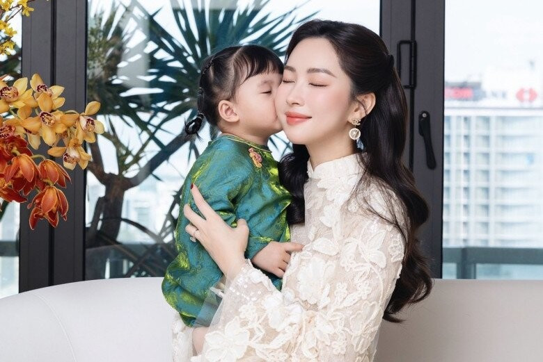 Con gái Hoa hậu Đặng Thu Thảo và chồng đại gia giờ xinh như thiên thần, đi mua sắm không cần nhìn giá缩略图