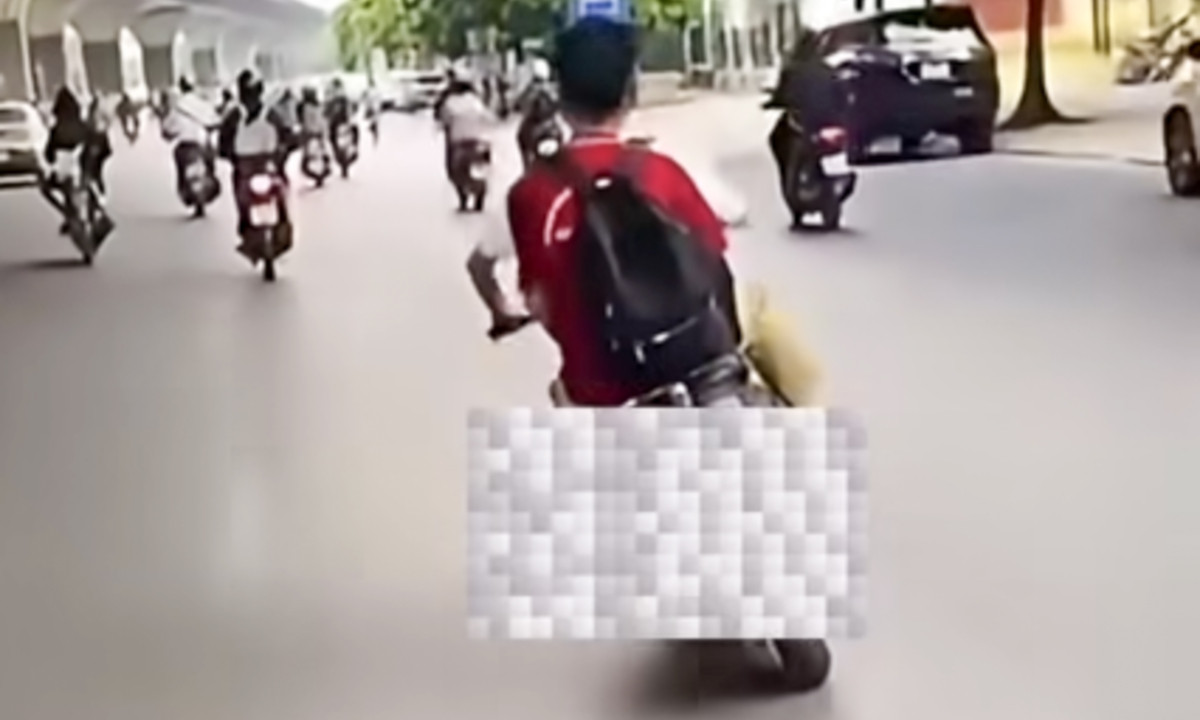 Con lạng lách, đánh võng trên xe máy điện, mẹ bị phạt 9 triệu đồng缩略图