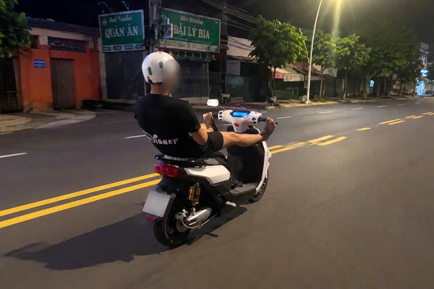 CSGT TPHCM xử lý nhiều thanh thiếu niên biểu diễn đi xe máy để &amp;apos;câu view&amp;apos;缩略图