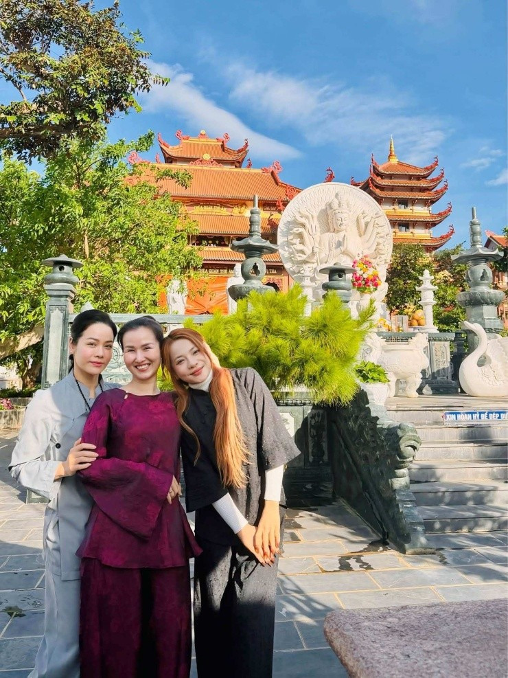 Cùng Nhật Kim Anh đi tu tập, Võ Hạ Trâm tiết lộ điều đặc biệt về người bố xuất gia缩略图
