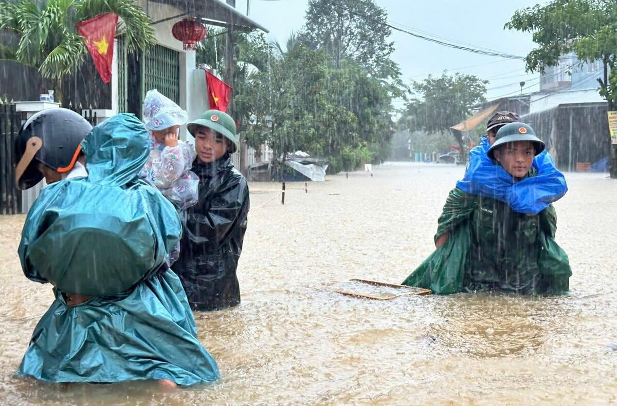 Đà Nẵng mưa trắng trời, nhiều nơi ngập sâu, giao thông chia cắt缩略图