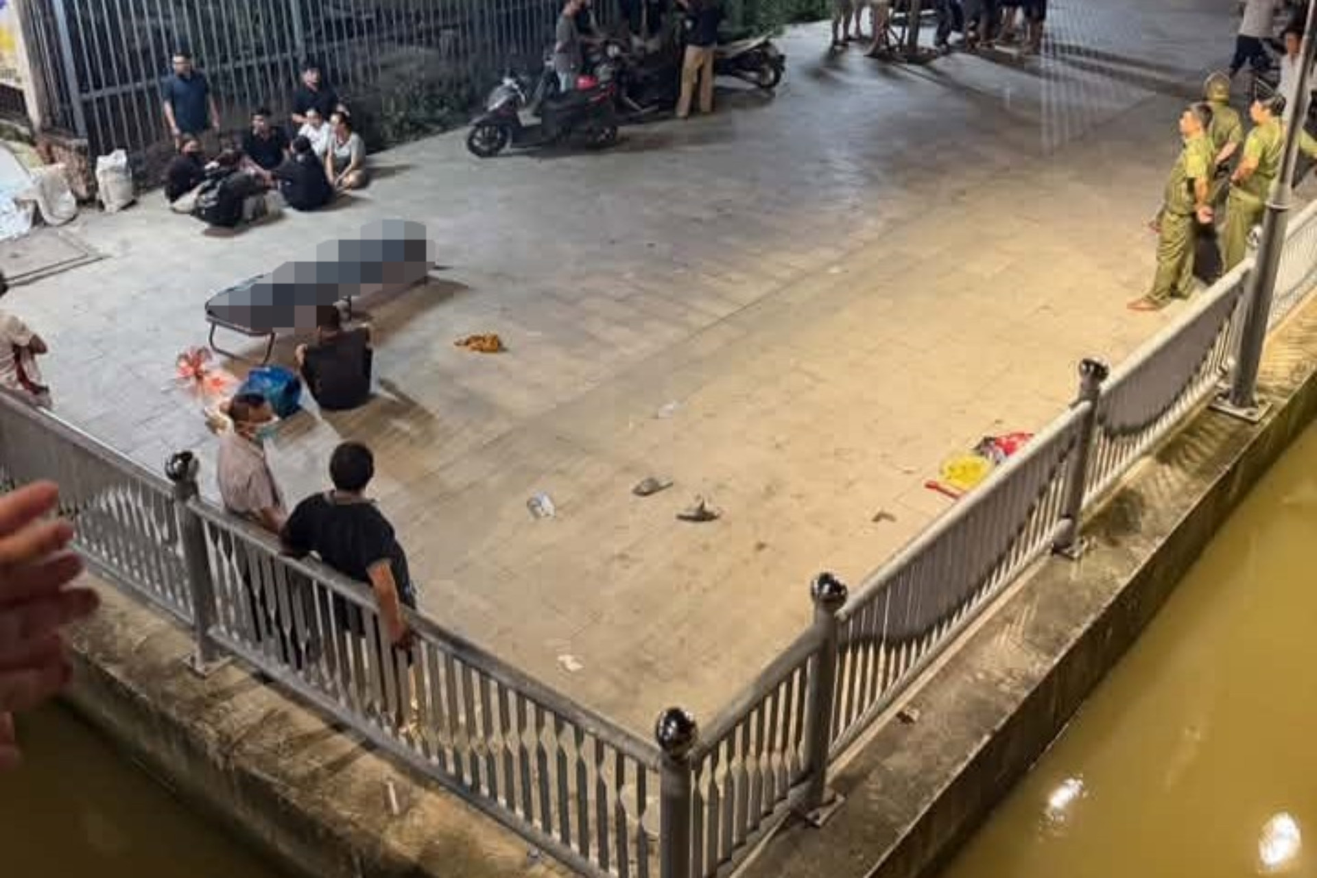 Danh tính nam thanh niên 19 tuổi tử vong dưới sông, nghi nhảy cầu缩略图