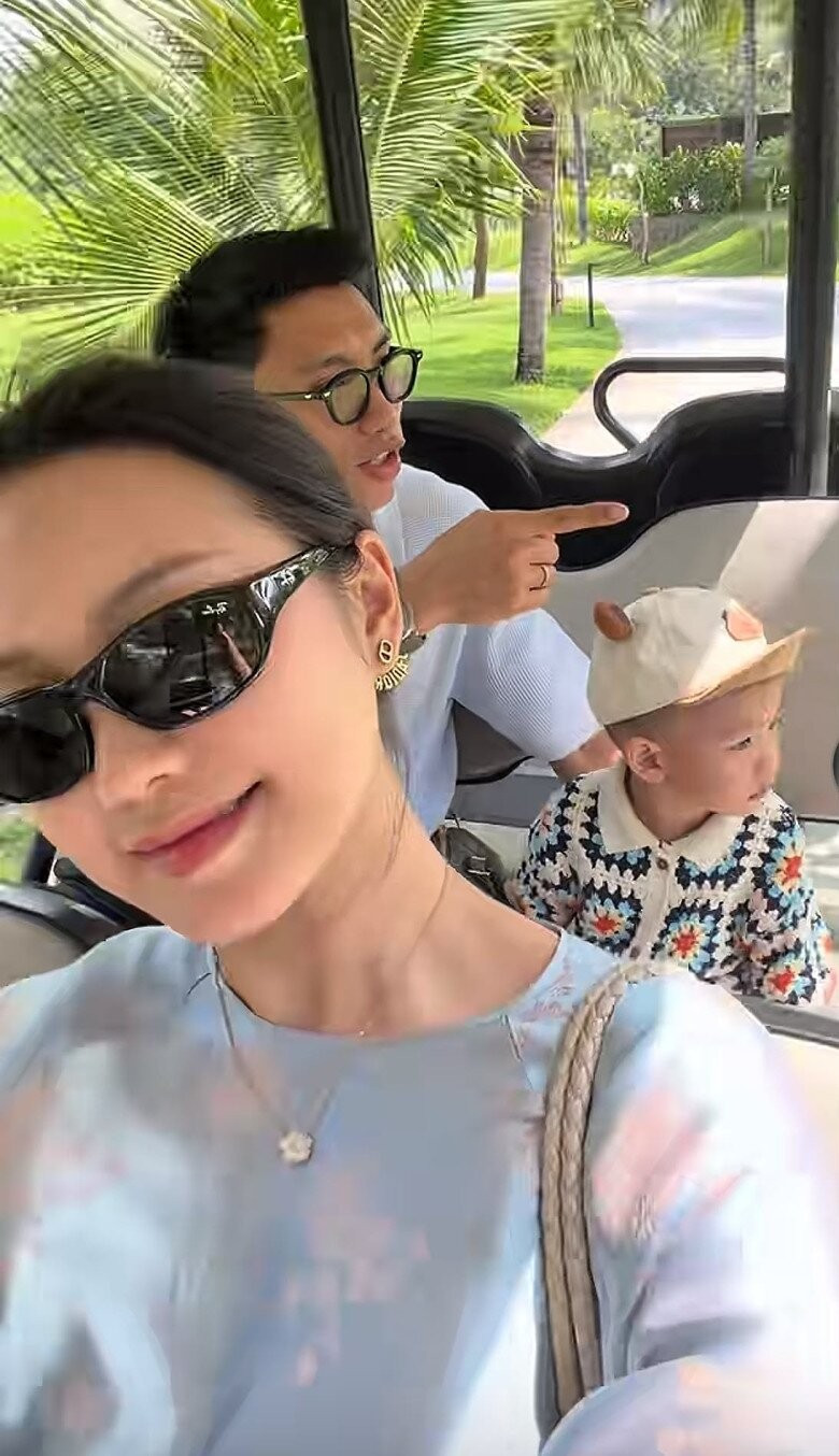 Doãn Hải My cùng Đoàn Văn Hậu đưa con trai đi biển, mẹ diện bikini đẹp nõn nà, bố khéo chăm con缩略图