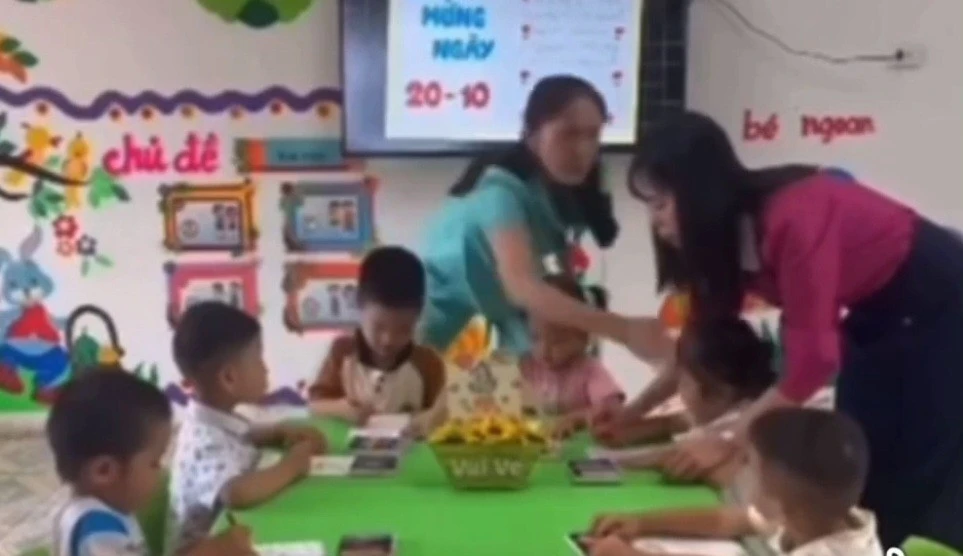 Hai giáo viên mầm non &amp;apos;tác động&amp;apos; vào mặt bé gái trong giờ học缩略图