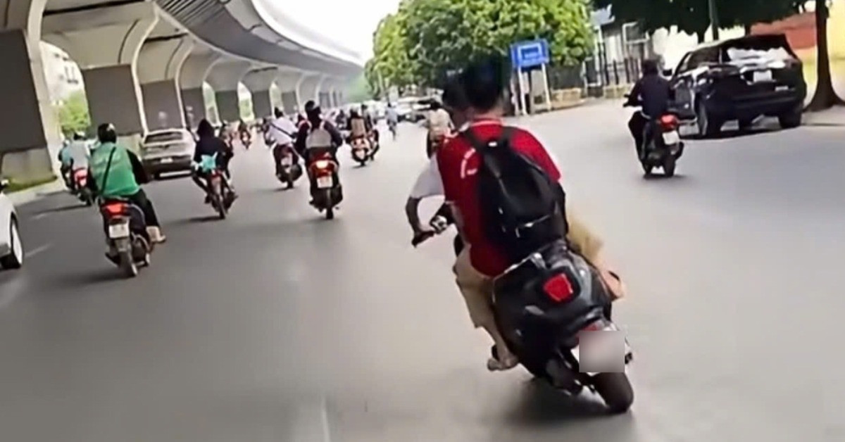 Hai nam sinh 15 tuổi lạng lách &amp;apos;chóng mặt&amp;apos; trên đường ở Hà Nội, mẹ bị phạt 9 triệu đồng缩略图