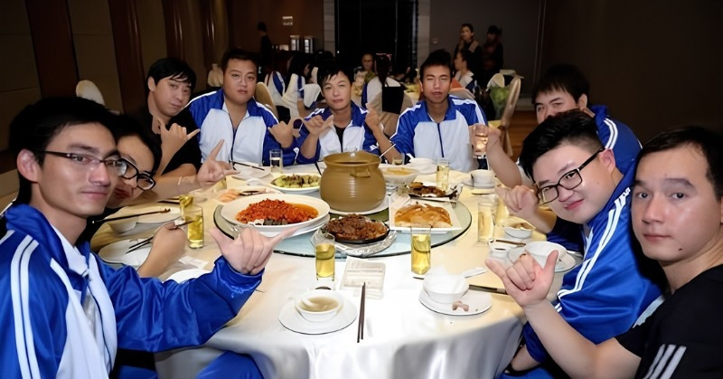 Hào phóng trả toàn bộ hóa đơn ngày họp lớp, người đàn ông không ngờ nhiều năm sau liên tục bị bạn cũ hỏi vay tiền缩略图