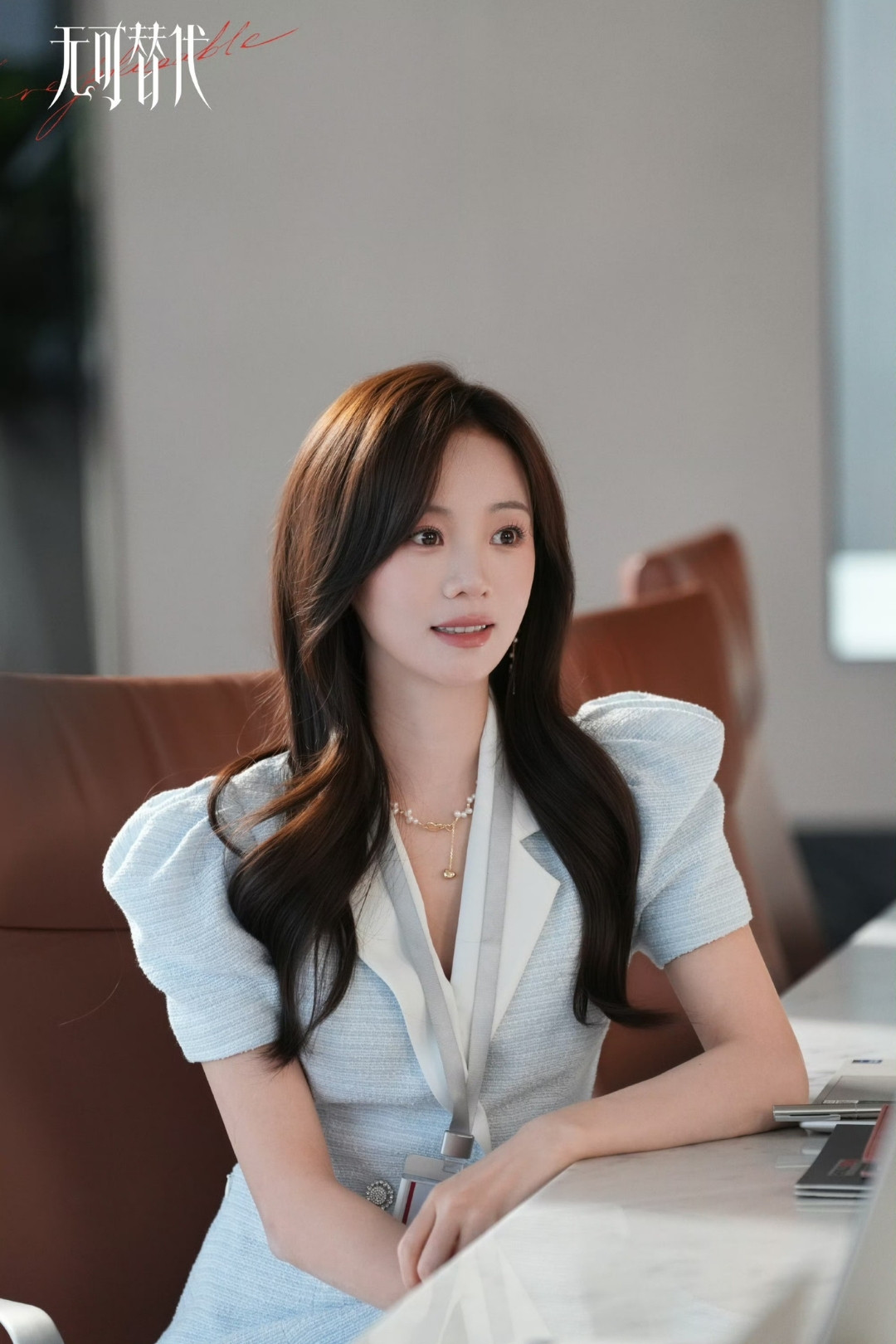 Diện áo blazer nữ tay ngắn sao cho vẫn trông chuyên nghiệp? Hồ Ý Hoàn gợi ý缩略图
