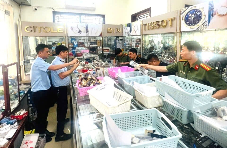 Khởi tố chủ cửa hàng bán hơn 2.100 đồng hồ giả mạo nhãn hiệu nổi tiếng缩略图