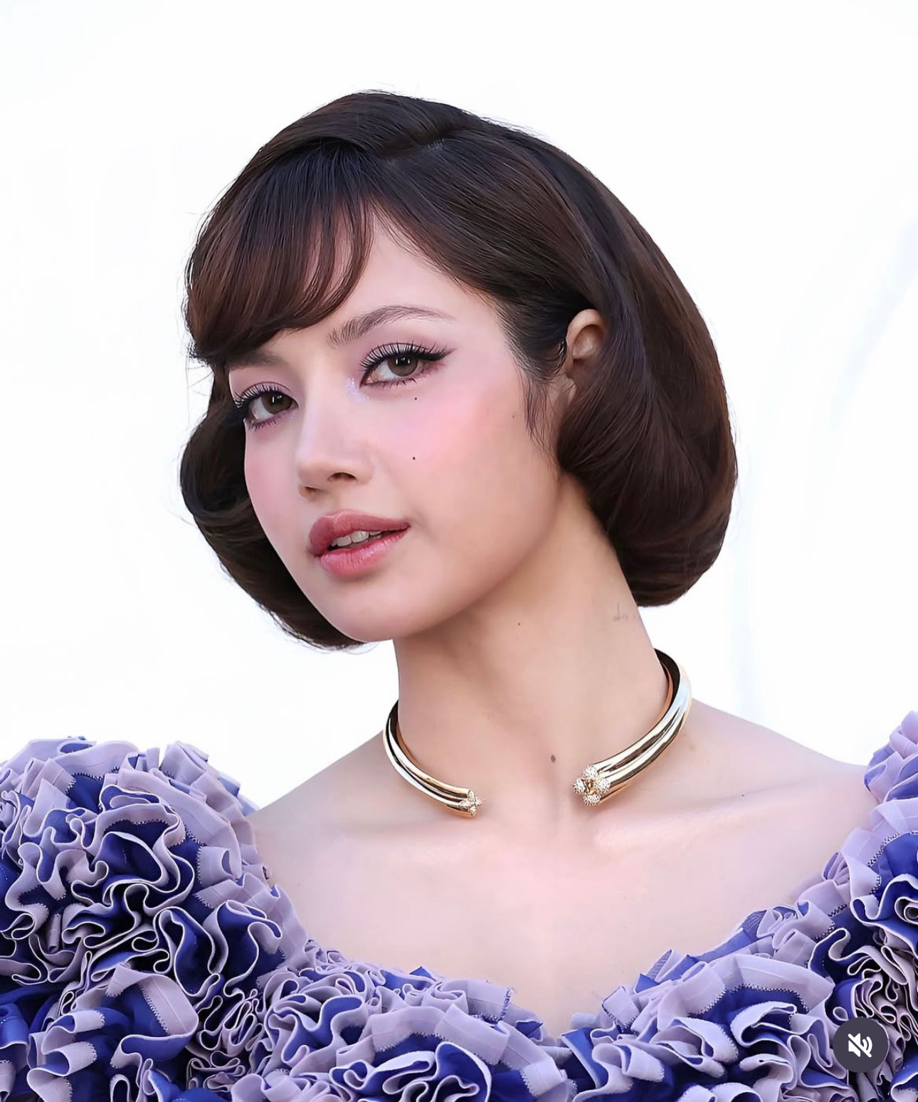 Diện đồ đôi với Lisa tại show Louis Vuitton với vòng kiềng缩略图