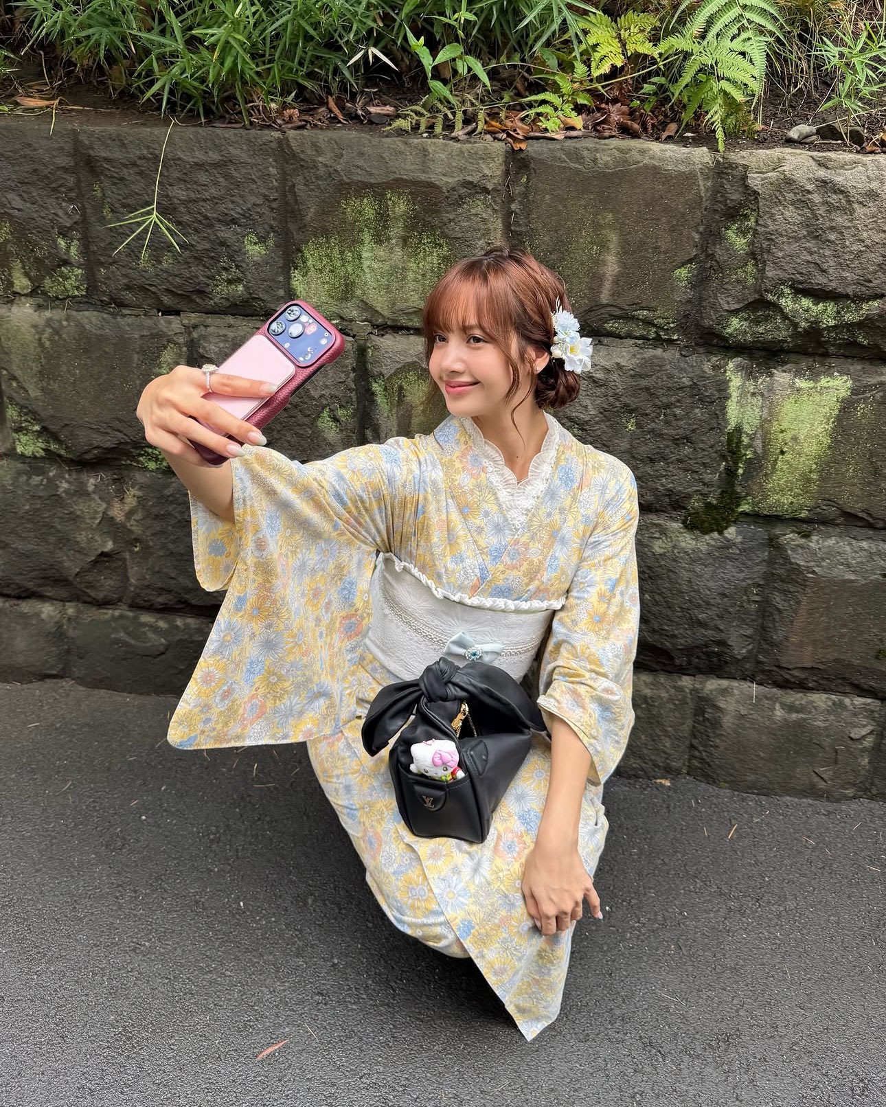 Mặc kimono dùng túi gì để vừa tiện vừa xinh? Lisa (BLACKPINK) gợi ý缩略图