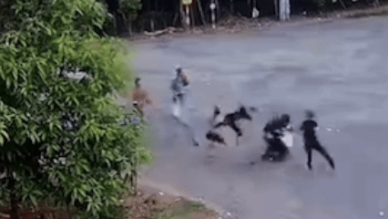Mâu thuẫn trong lúc ăn nhậu, hai nhóm công nhân cầm hung khí lao vào hỗn chiến缩略图