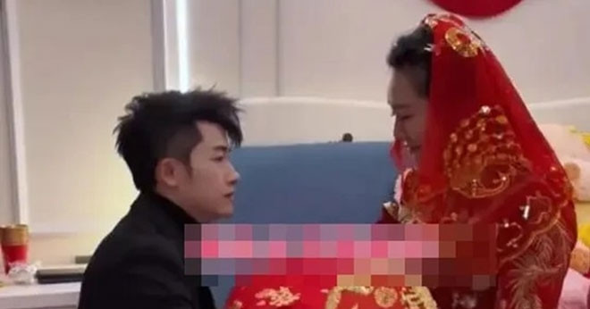 Mời cưới nhưng gần như không ai tới dự, chú rể vẫn quỳ xuống làm điều này cho cô dâu缩略图