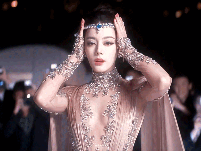 Mọi ống kính đều hướng về Địch Lệ Nhiệt Ba缩略图