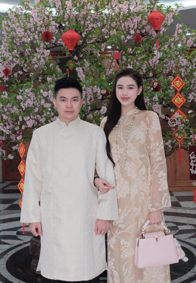 Một năm về chung nhà của Đỗ Thị Hà và thiếu gia Sơn Hải: Chồng kín tiếng nay thường xuyên xuất hiện bên vợ缩略图
