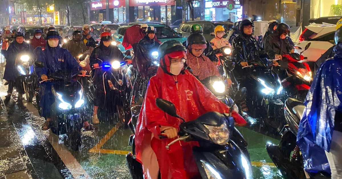 Mưa lớn từ chiều đến tối, người dân TPHCM chật vật về nhà缩略图