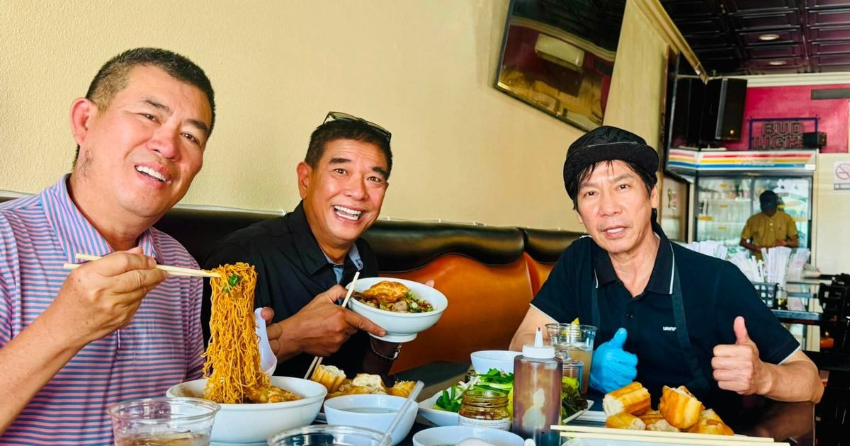Nam nghệ sĩ hài 62 tuổi bán mì ở Mỹ, chuẩn bị đón con chung với vợ kém 30 tuổi缩略图