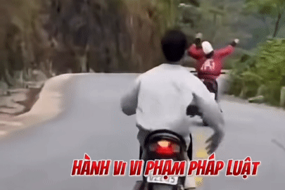 Nam thiếu niên đi xe máy buông hai tay &amp;apos;múa quạt&amp;apos; trên quốc lộ缩略图