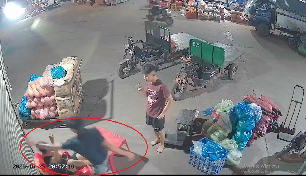 Người đàn ông đá liên tiếp vào mặt thanh niên ở Quảng Ninh gây phẫn nộ缩略图