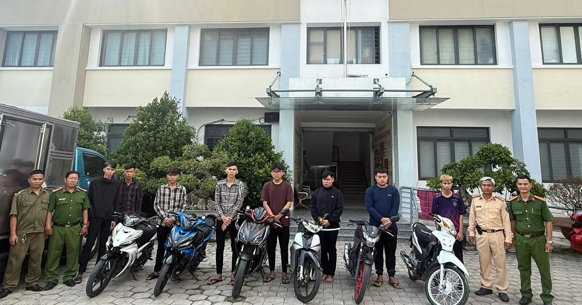Nhóm người chạy xe máy vào làn ô tô, quay TikTok &amp;apos;câu view&amp;apos;缩略图