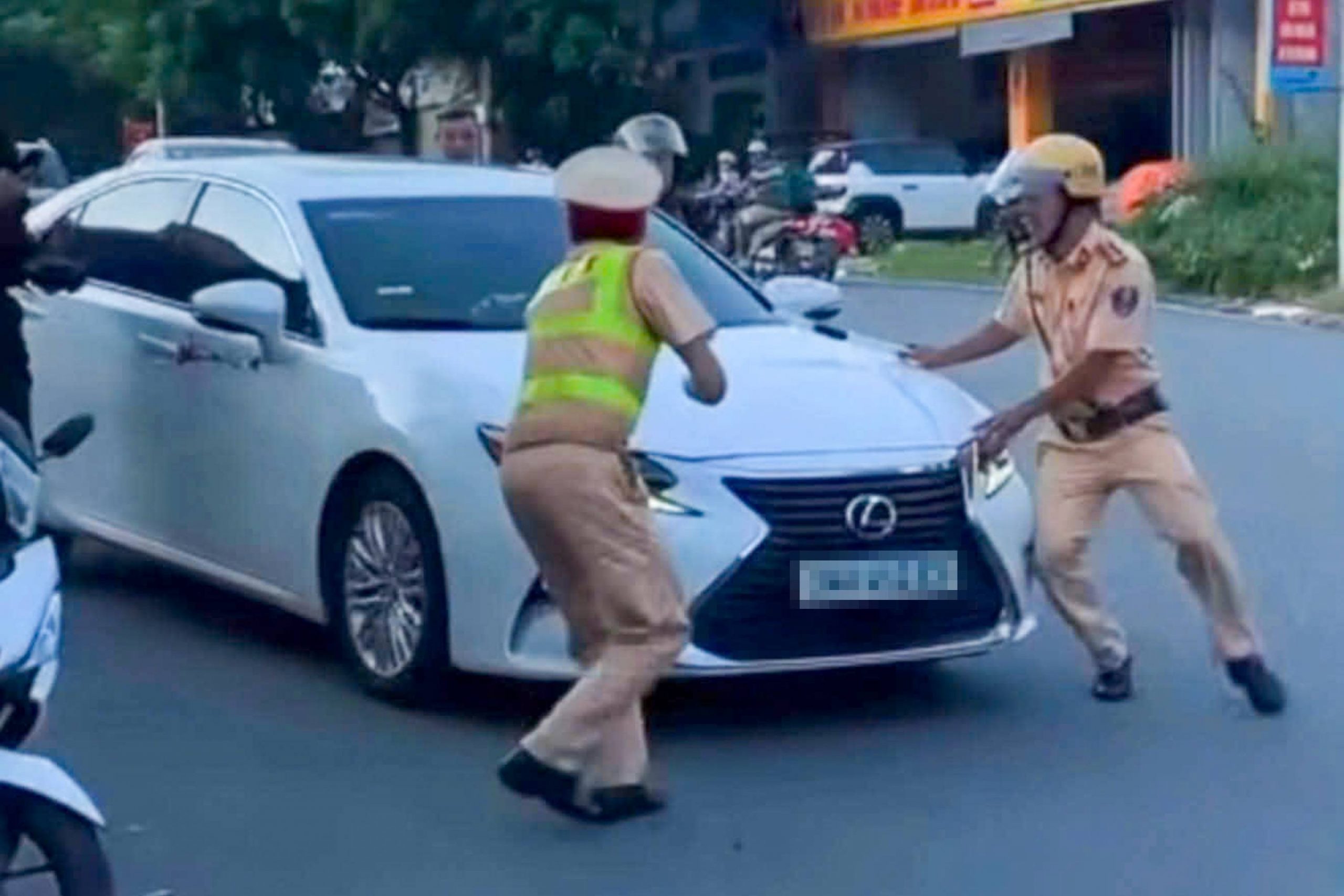 Nữ tài xế Lexus bỏ chạy khi bị CSGT dừng xe: &amp;apos;Tôi rất hối hận&amp;apos;缩略图