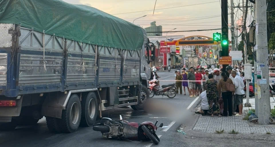 Ông đón cháu đi học về, gặp tai nạn với xe tải khiến cháu tử vong thương tâm缩略图
