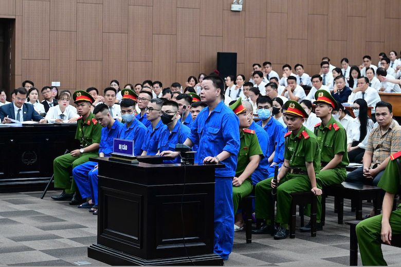 Quá trình bỏ trốn ra nước ngoài rồi ‘hội ngộ’ tại tòa của Mr Hunter và vợ cũ缩略图