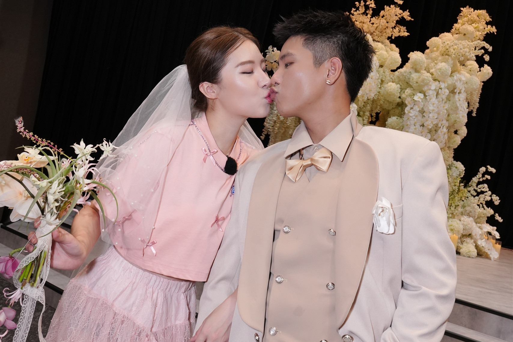 Quân A.P và bạn gái làm đám cưới trên truyền hình, Trấn Thành và Anh Tú rơi nước mắt缩略图