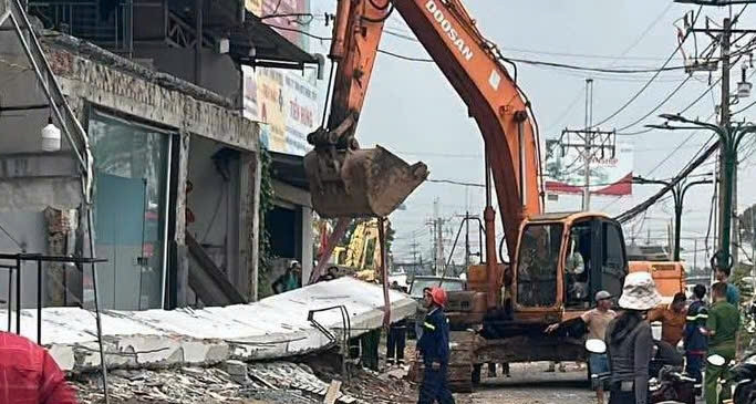 Sập ô văng bê tông khi sửa nhà, một người thợ tử vong缩略图