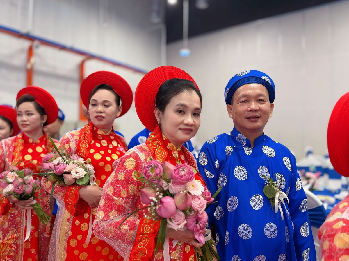 Sau 25 năm lấy chồng, người phụ nữ xúc động lần đầu được khoác áo cô dâu缩略图